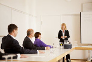 Meeting mit mindestens fünf Personen