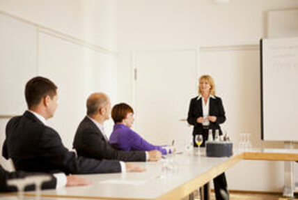 Meeting mit mindestens fünf Personen