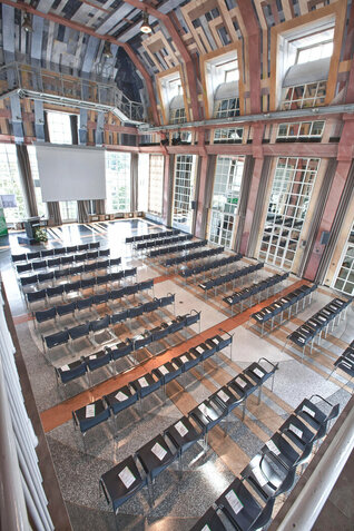 Festsaal_Reihenbestuhlungmit_Mittelgang