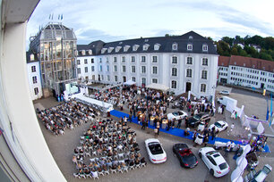 Festivität im Schlosshof Größere Festivität im Schlosshof aus der Vogelperspektive